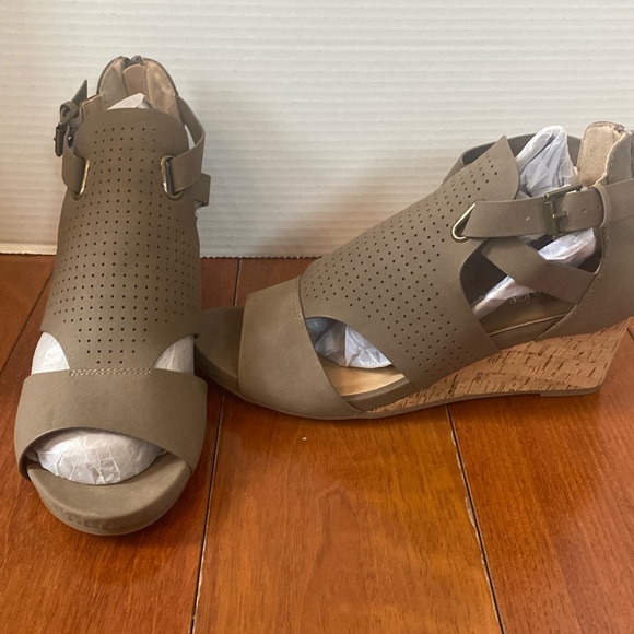 Market & Spruce Shoes - Women’s Market & Spruce Ryann Peep toe leather wedge back zip shoes  sz 9 new